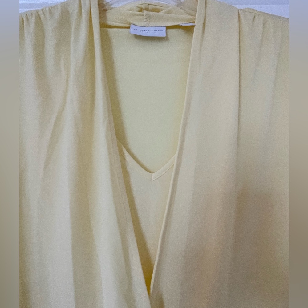 New York and Company size large yellow top - Picture 7 of 7